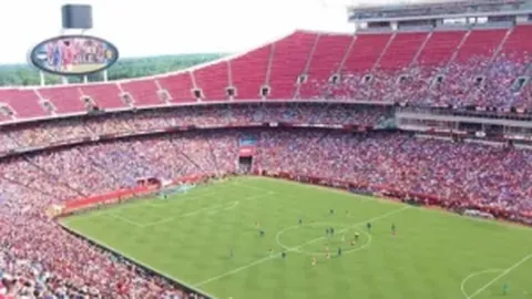 日本铁路员工得游泳世锦赛入场券，目睹覃海洋赛场英姿